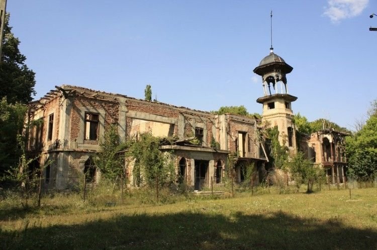 Foto: www.monumenteuitate.org Castelul Măneşti - Callimachi-Văcărescu.