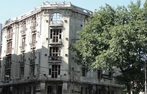 Clădirea a fost construită în 1940 și avea o înălțime de 6 etaje.